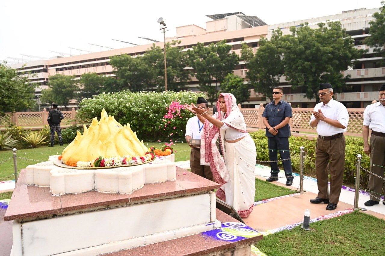 RSS मुख्यालय में महिला मुख्य अतिथि के तौर पर पहुंची संतोष यादव, आरएसएस प्रमुख ने महिलाओं भागीदारी पर दिया जोर