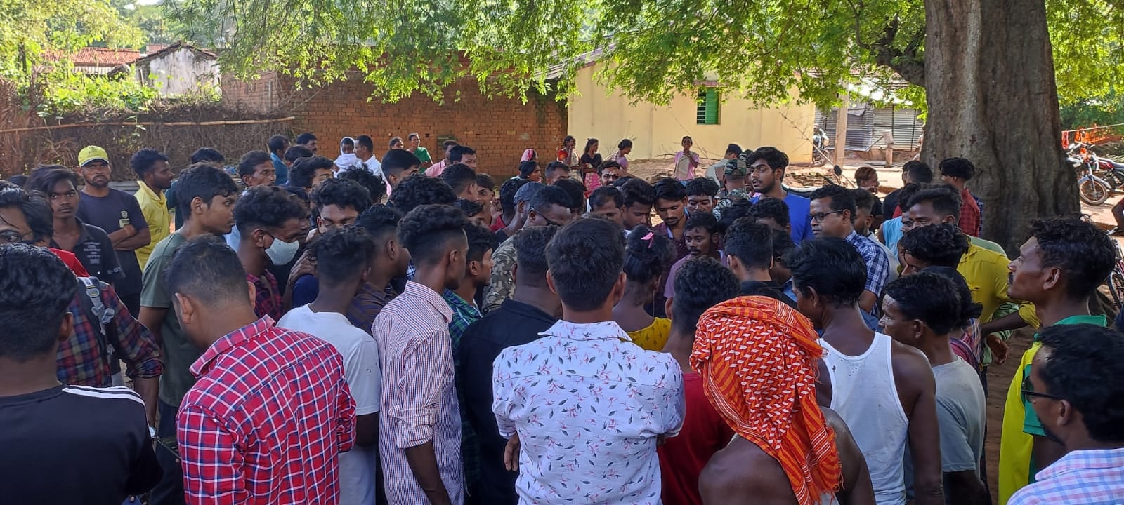 दशहरा का मेला घूमने निकला था प्रेमी युगल, आपत्तिजनक स्थिति में गांव वालों ने पकड़ा, जानिए फिर क्या हुआ