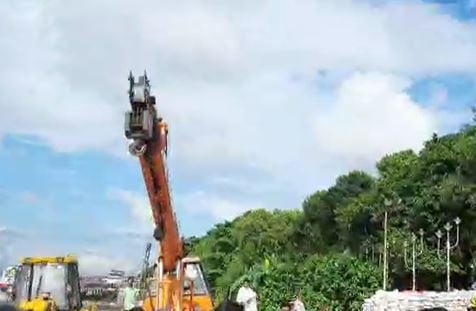 कोलकाता के बाबुघाट मे विषर्जन के दौरान जेसीबी का हुआ ब्रेक फेल, कई घायल, लोगों ने की चालक की पिटाई