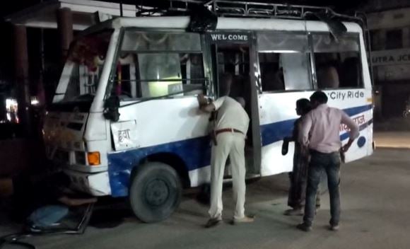 गोपालगंज: मेला घूम लौट रही श्रद्धालुओं से भरी बस पलटी, दो दर्जन से ज्यादा लोग घायल