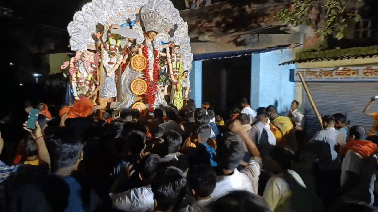 DHANBAD : भक्ति की शक्ति, मां दुर्गा के भव्य मूर्ति को लोग कंधे पर उठा ले जाते हैं तब होता है विसर्जन