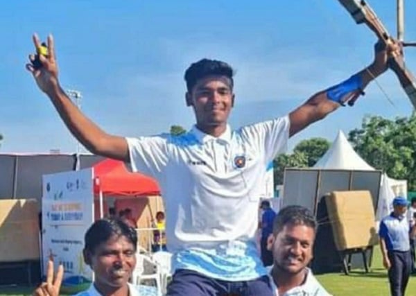 36वां नेशनल गेम्स: बोकारो के गोल्डी ने तीरंदाजी प्रतियोगिता में जीता गोल्ड मेडल, जिला अधिकारियों ने गोल्डी के परिजनों को किया सम्मानित