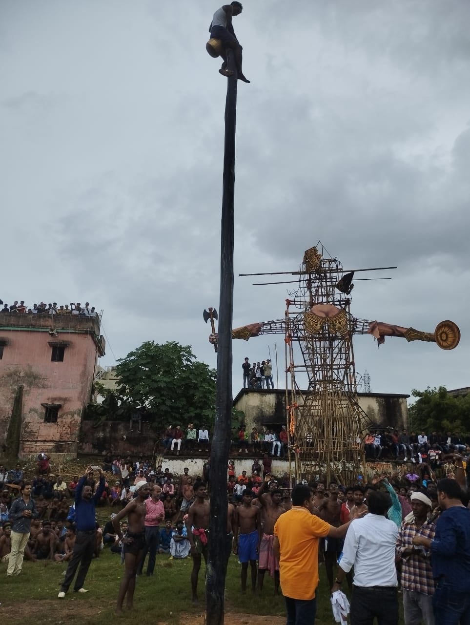 दुमका : रावन दहन के बाद होता है अनोखे  प्रतियोगिता का आयोजन, जानिए क्या है खास