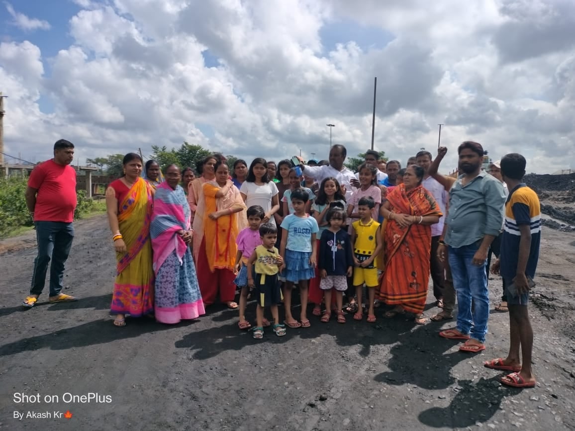 दुमका: कोल डंपिंग यार्ड से लोगों का जीवन हुआ दूभर, विरोध में उतरी महिलाएं