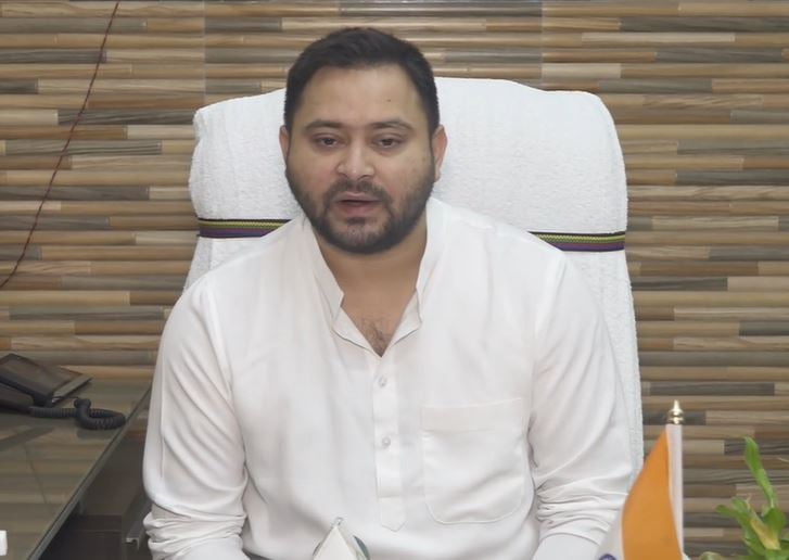 डिप्टी सीएम तेजस्वी यादव ने संभाला पर्यटन विभाग का कार्यभार, विभागीय सचिव ने गुलदस्ता देकर किया स्वागत
