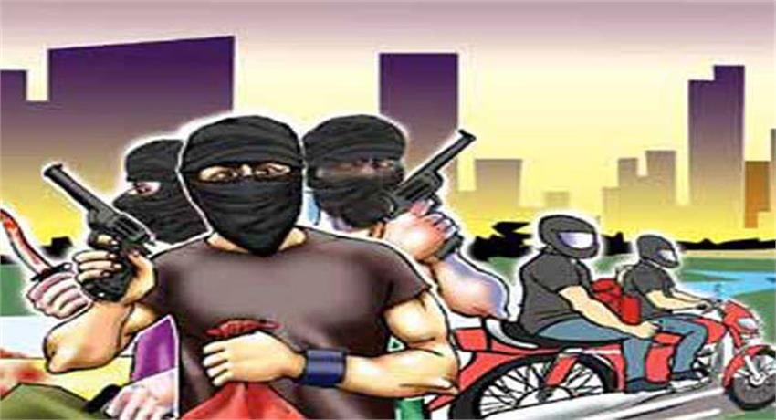 LATEHAR: बेखौफ़ अपराधियों ने एनएच-75 पर कई वाहनों से की लूटपाट,  जेएमएम के नेता भी हुए लूट के शिकार