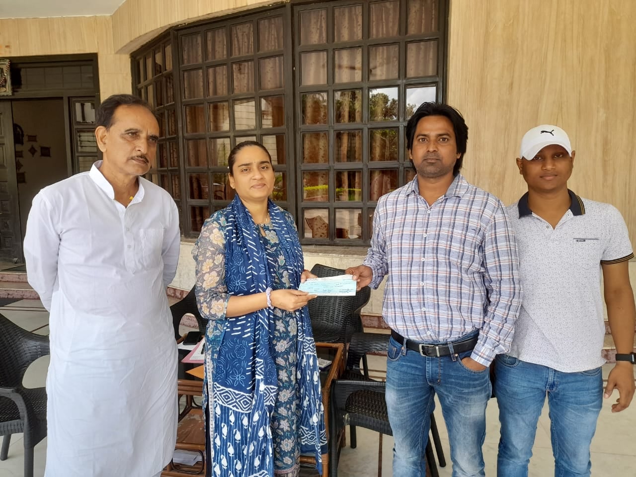 उपद्रवियों के हमले में घायल थानेदार हिमांशु कुमार के पिता को झरिया विधायक ने सौंपा चेक, मेदांता अस्पताल में चल रहा इलाज