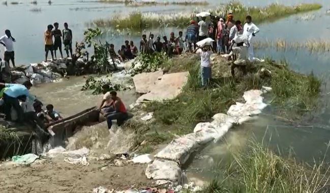 गंडक नदी का बढ़ा दबाव, कभी भी टूट सकता है स्लूइस गेट, लोगों को सतर्क रहने का निर्देश