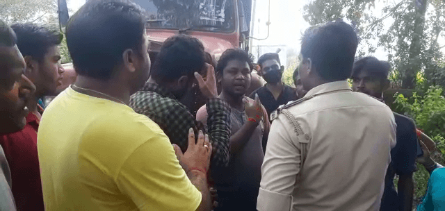 हाइवा की चपेट में आने से महिला मजदूर गंभीर रूप से घायल