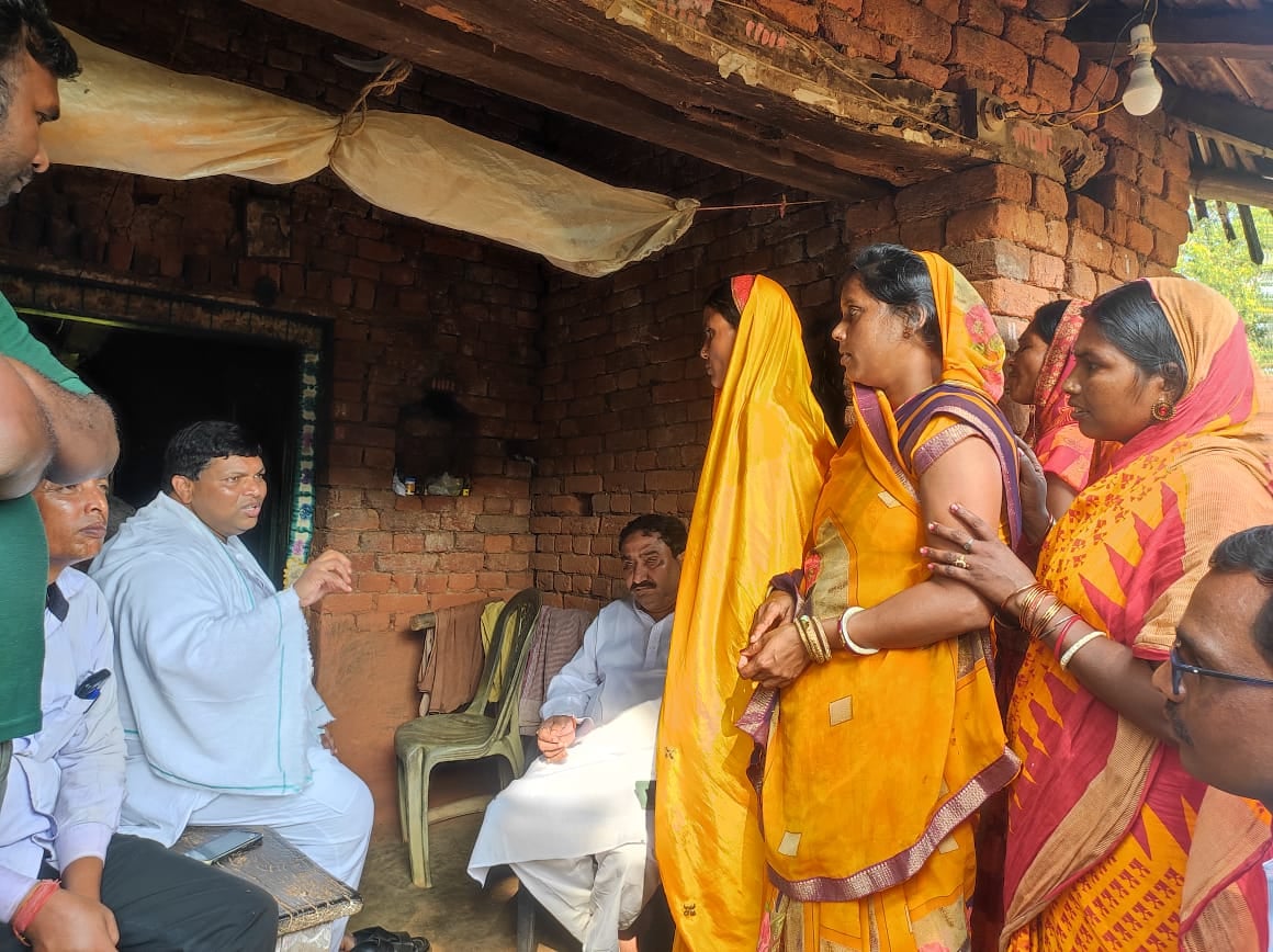 दुमका पेट्रोल कांड - 2 : पीड़ित परिवार से मिलने पहुंचे जारमुंडी विधायक सह कृषि मंत्री बादल पत्रलेख, ली घटना की जानकारी