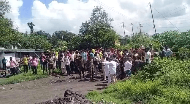 DHANBAD: पुलिस की मौजूदगी में फिर हुई दो गुटों की भिड़ंत, जानिए आगे क्या हुआ