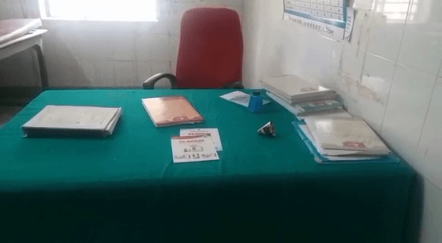 चिकित्सक रहते हैं नदारद, अस्पताल के स्वीपर करते हैं  मरीज़ों का इलाज, जानिए इस रिपोर्ट से