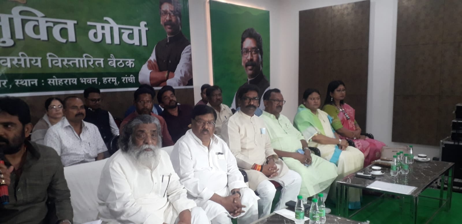 झामुमो केन्द्रीय समिति की बैठक खत्म, CM हेमंत सोरेन ने नेताओं को सरकार की योजनाओं को ग्रामीणों तक पहुंचाने का दिया निर्देश