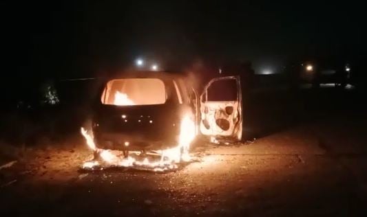 कटिहार : कार में अचानक लगी आग, पूरी कार जलकर हुई राख