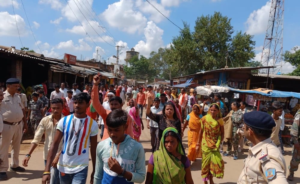 दुमका पेट्रोल कांड पार्ट - 2: पीड़िता का शव ननिहाल से पहुंचा  पैतृक गांव भैरोपुर, आक्रोशित ग्रामीणों ने शव को बीच सड़क रख किया जाम