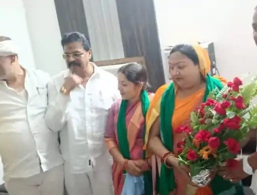 मोकामा में खुलेआम घूमते नजर आए पूर्व मंत्री कार्तिकेय कुमार, पुलिस कर रही तलाश