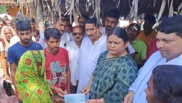 दुमका पेट्रोल कांड-2 : मंत्री और विधायक ने  मृतका के परिजनों को सौंपा 9 लाख का चेक