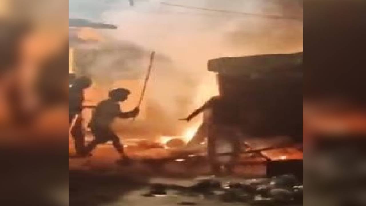 पश्चिम बंगाल : कोलकाता मे लक्ष्मी पूजा के दौरान दो समुदायों के बीच भड़की हिंसा, बीजेपी ने ममता सरकार पर लगाया एक्शन नहीं लेने आरोप