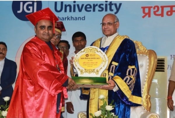 Arka Jain University : दीक्षांत समारोह में बतौर मुख्य अतिथि पहुंचे राज्यपाल रमेश बैस, निर्वाचन आयोग के लिफाफे पर भी दिया जवाब