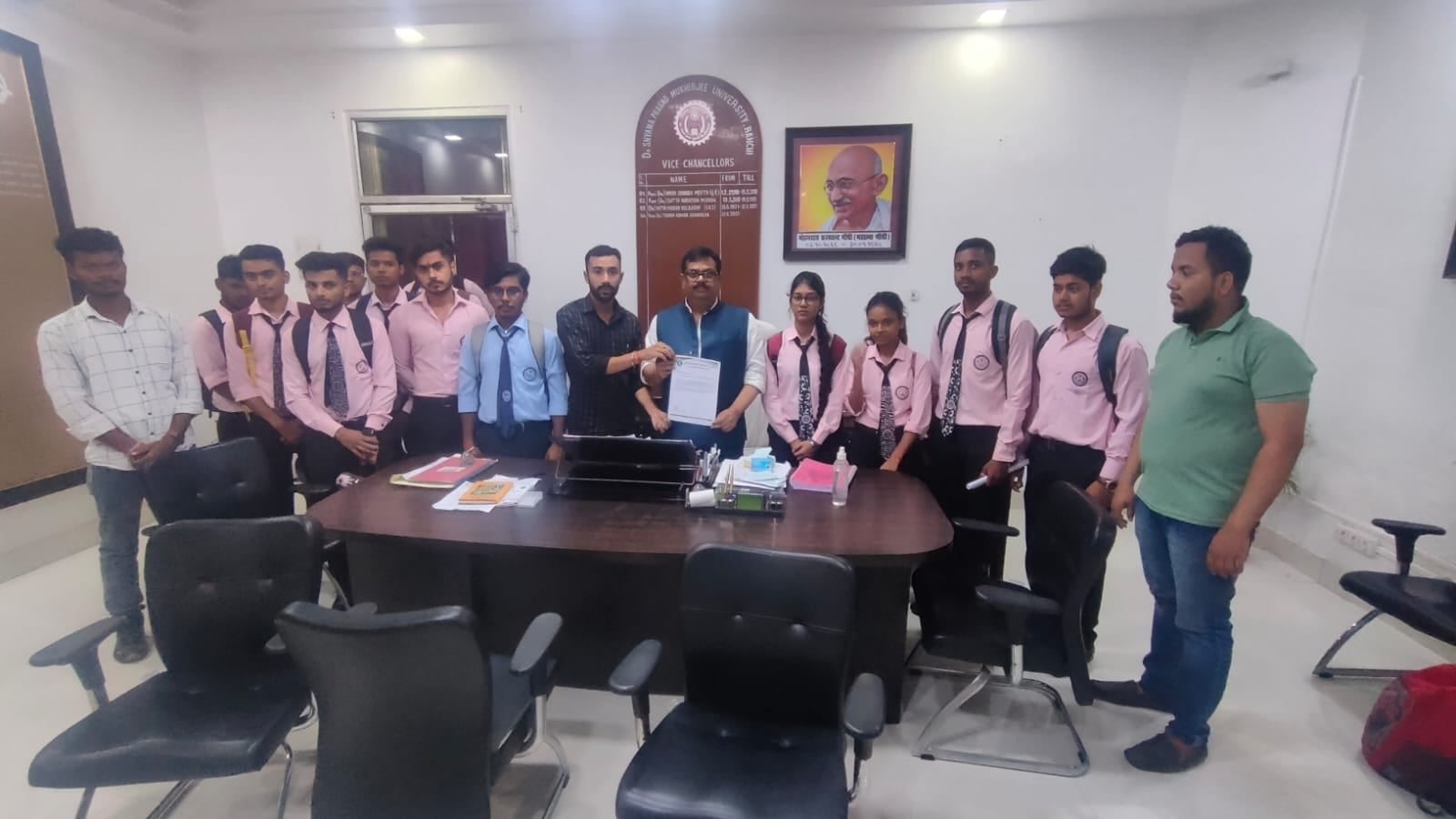 डॉ श्यामा प्रसाद मुखर्जी विश्वविद्यालय के नए भवन में पढ़ाई जल्द शुरू कराने की आजसू ने की मांग, पुराने बिल्डिंग के कुछ क्लास में बैठने की नहीं है सही व्यवस्था