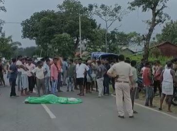 कैराबनी के समीप जंगल में युवक का शव मिलने से क्षेत्र में सनसनी, परिजनों ने किया सड़क जाम