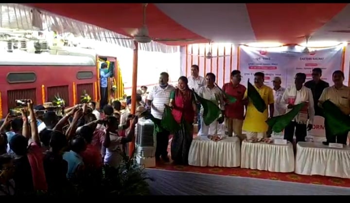 दुमका वासियों की बहुप्रतिक्षित मांग पूरी,  हावड़ा के लिए नई ट्रेन का हरी झंडी दिखा सांसद ने किया रवाना