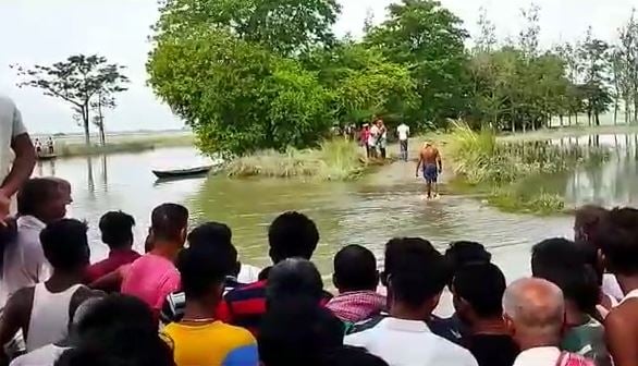 वैशाली में नाव पलटने से 25 लोग डूबे, 2 की गई जान