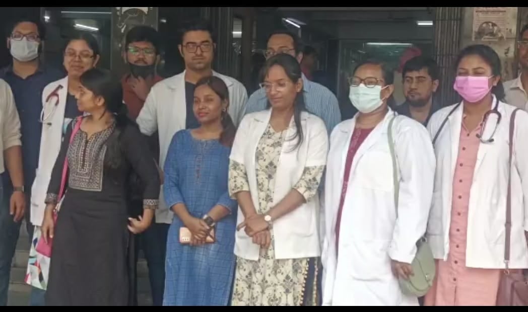 SNMMCH के सीनियर रेजिडेंट सड़क पर, मांग रहे हैं मानदेय,जनिये कब से है बकया