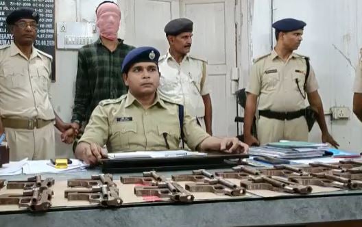 पटना: आर्म्स सप्लाई करनेवाला गैंग गिरफ्तार, कई अर्द्ध निर्मित हथियार बरामद