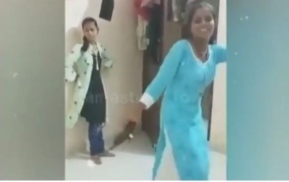 हथियार लहराना बना फैशन, युवती का वीडियो हुआ वायरल