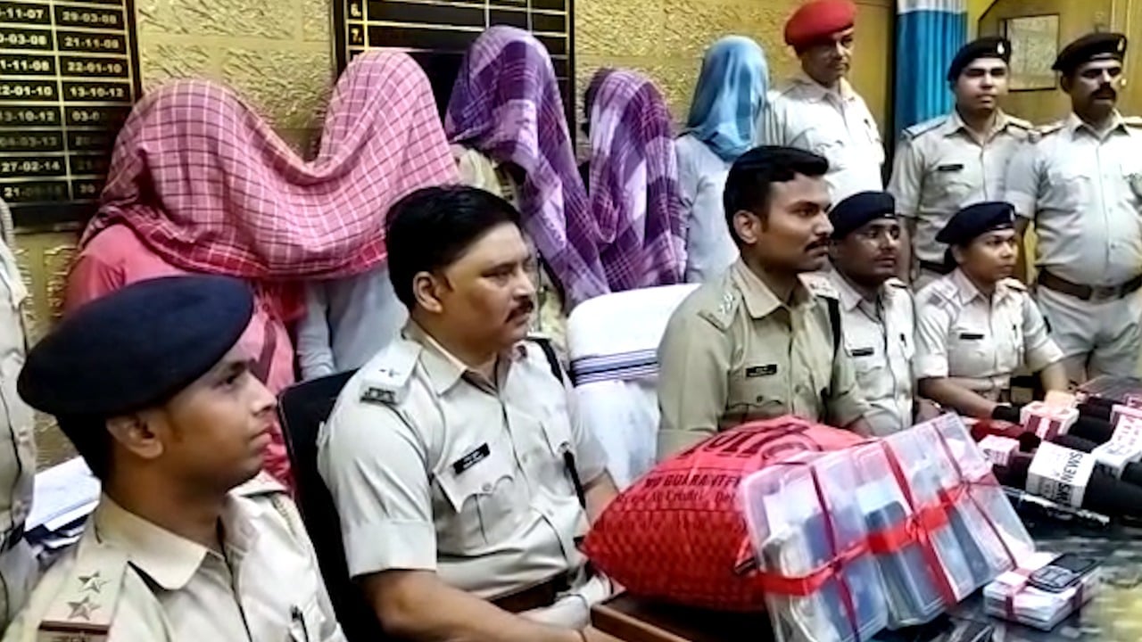 चोरी के आरोप में पांच आरोपी गिरफ्तार, 2 लाख 15 हजार रूपए बरामद