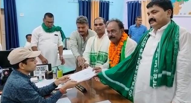 बिहार उपचुनाव : गोपालगंज सीट से राजद प्रत्याशी मोहन प्रसाद गुप्ता ने किया नामांकन, जानिए भाजपा पर क्या दिया बयान