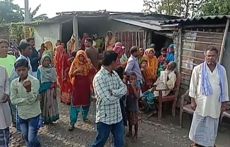 बेटी से छेड़खानी का विरोध करने पर रॉड से पिता की हत्या,भाई और मां को तलवार से काटा