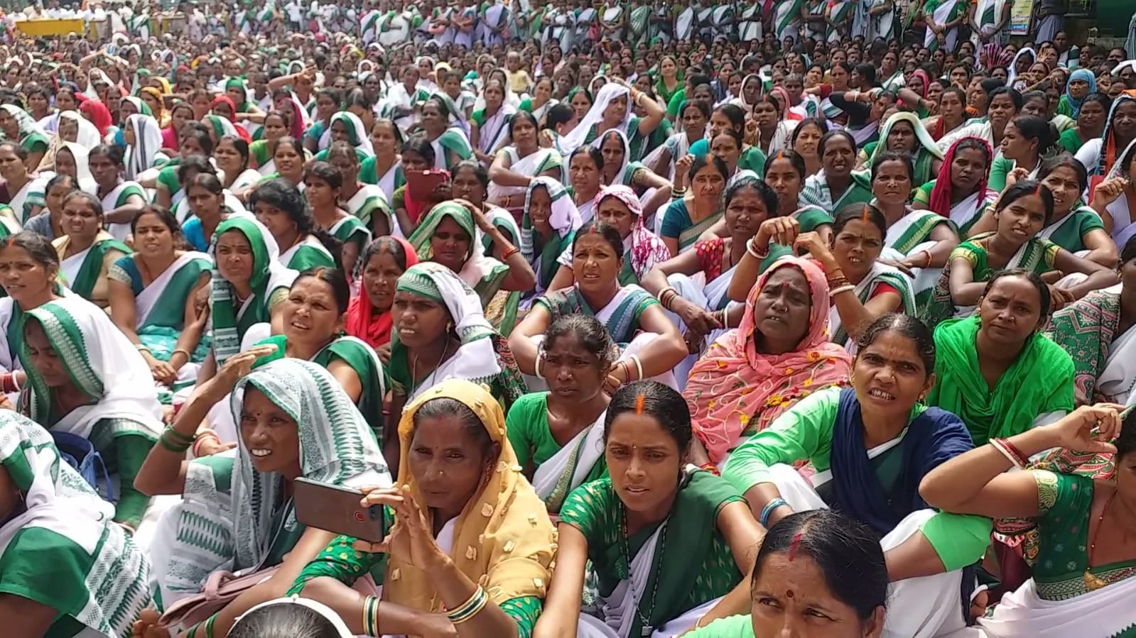 राजभवन के पास पहुंची हजारों की संख्या में साहिया,कहा दो हजार में कैसे चलाएं घर