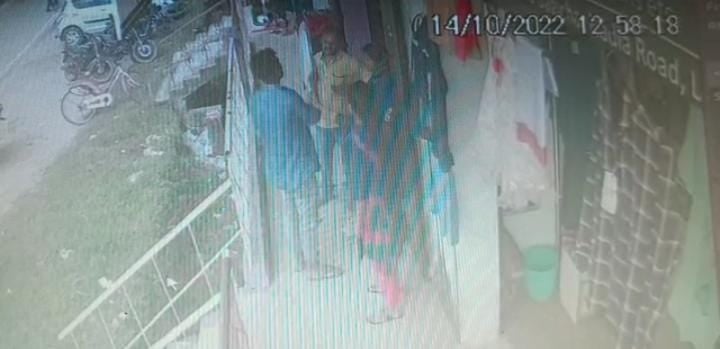 रिवाल्वर राजा ! सनकी युवक ने रिवाल्वर के नोख पर दी लड़की को धमकी, "साथ चलो नहीं तो मारी जाओगी"