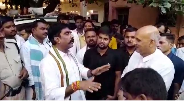 शिक्षा मंत्री की बैठक में भड़क गए विधायक, फिर जानिए क्या हुआ