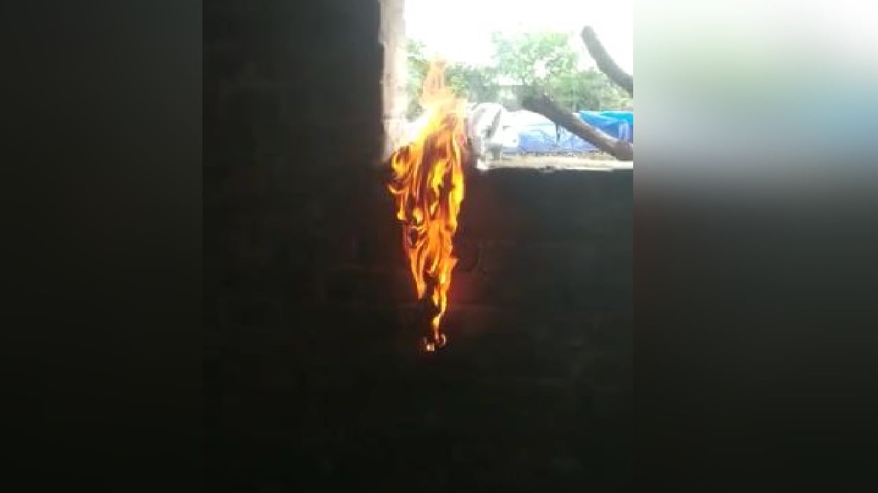 चतरा के एक गांव में हो रही है अजब गजब वारदात, कभी कपड़ों में लग रही आग तो कभी सामान और गहने हो रहे गायब..