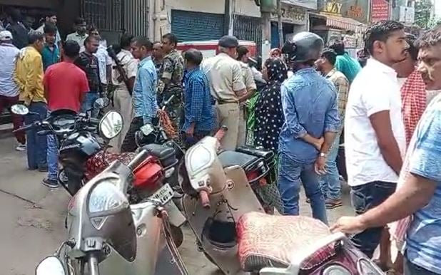 देवघर: मरीज की मौत के बाद परिजनों ने किया अस्पताल में हंगामा, चिकित्सकों पर लगाया लापरवाही का आरोप