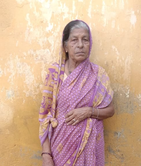 है न कमाल  की बात, पहले जीवित महिला को मृत बताया ,फिर उसकी जमीन को भी बेच डाला दलालों ने