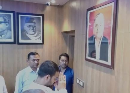 मंत्री तेज प्रताप ने RJD ऑफिस में लगाया मुलायम सिंह यादव की तस्वीर, जोड़े हाथ