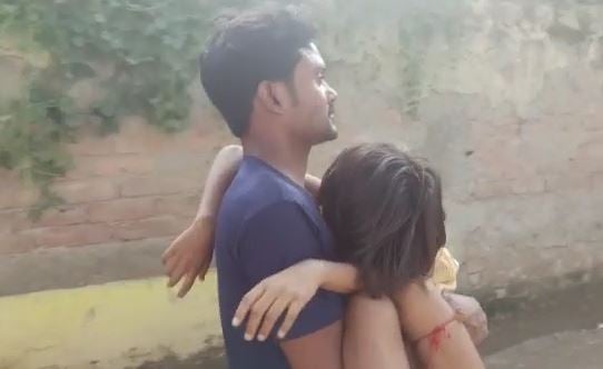 मासूम का शव कंधे पर लेकर अस्पताल में भटकते रहे परिजन, नहीं मिला सरकारी शववाहन