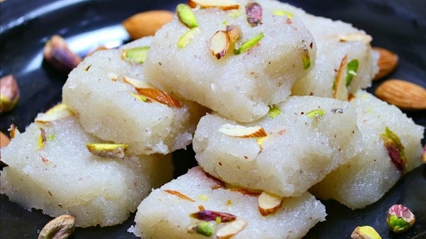 DIWALI 2022: इस दिवाली घर पर ही तैयार करें नारियल की मिठाईयां, टेस्ट के साथ मिलेगा पोषण