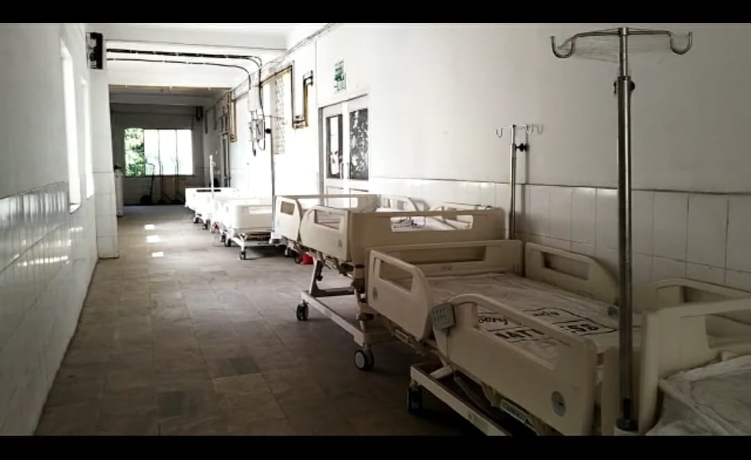 धनबाद के दो सरकारी अस्पताल का देखिये हाल, एक में बेड नहीं मिलता तो दूसरे में मरीज नहीं होते