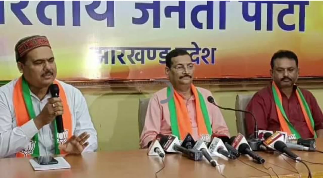 झारखंड भाजपा की PC, पंचायत चुनाव से लेकर लूट और अधिकारियों की गिरफ्तारी पर हेमंत को घेरा