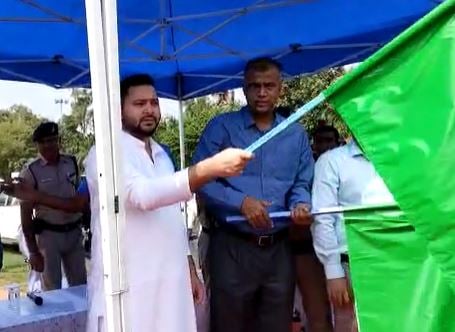 तेजस्वी यादव ने फॉगिंग मशीन को हरी झंडी दिखाकर किया रवाना, एनएमसीएच के सीएमओ बर्खास्तगी मुद्दे पर कही ये बात