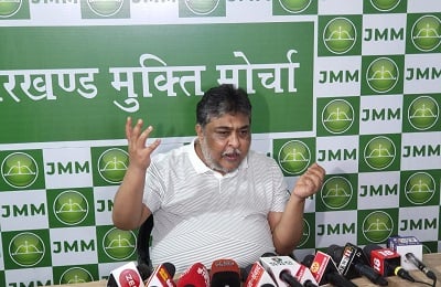 राज्यपाल को JMM की खुली चुनौती, कहा - हिम्मत है तो खोले लिफाफा, सवा तीन करोड़ जनता देगी जवाब