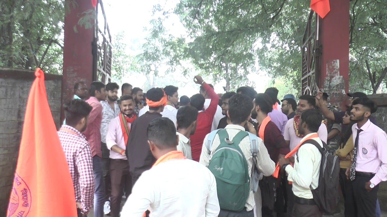 ABVP ने जड़ा रांची यूनिवर्सिटी में ताला, प्रशासन के खिलाफ की नारेबाजी