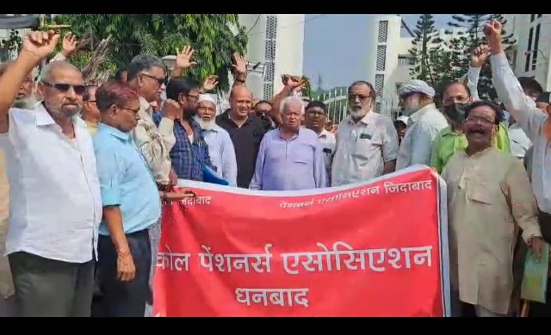 'बूढ़ी हड्डियों' का ऐलान -पेंशन की रकम ₹49  से दस हज़ार नहीं हुई तो कार्यालय के बाहर भूखे मरेंगे