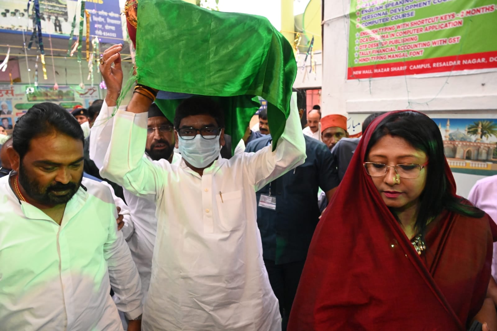 राज्यवासियों की बेहतरी एवं खुशहाली के लिए रिसालदार बाबा से सीएम हेमंत सोरेन ने मांगी दुआ