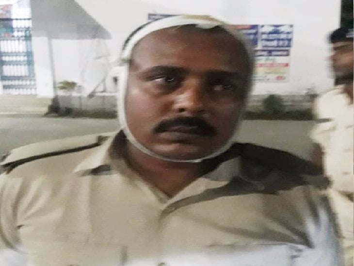 शराब बरामद करने गयी पुलिस पर ग्रामीणों ने किया हमला